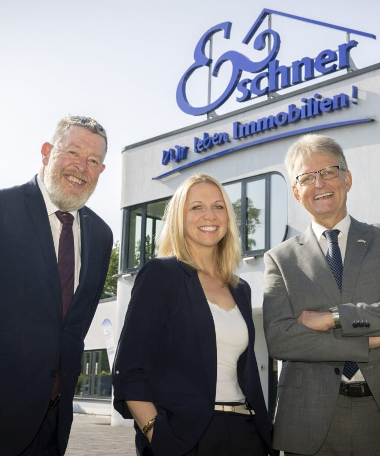 Einkaufsteam Eschner Immobilien Rüsselsheim

www.mb-photodesign.com

Lt. §13 UhRg muß bei Veröffentlichung der Urheber wie folgt genannt werden: Foto: Melanie Bauer Photodesign